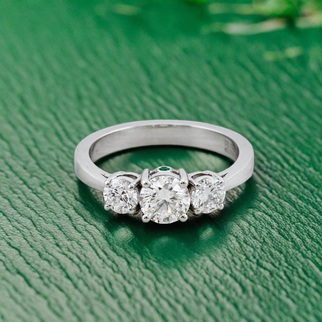 Mathieu Blanchard Bagues Bague en or à trois diamants 1,27 CTW  ronds avec accent émeraude