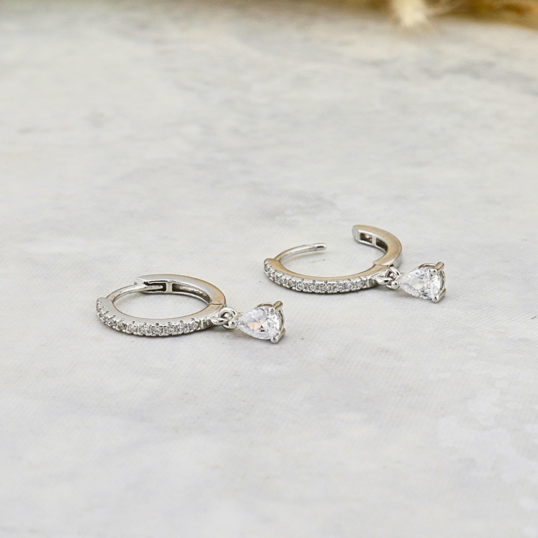 Boucles d’oreilles Huggies gouttes en métal argenté, créoles serties de cristaux