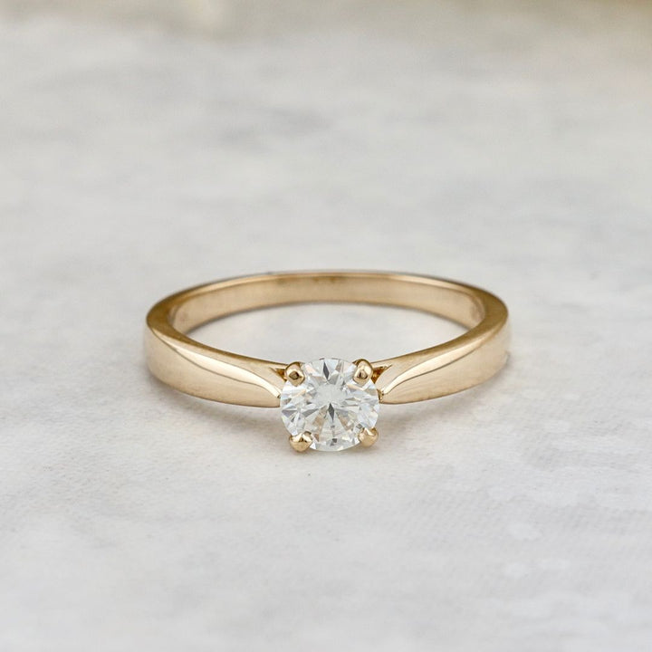 Classic Solitaire 14K - 18K Gold and Moissanite 0,5 ct