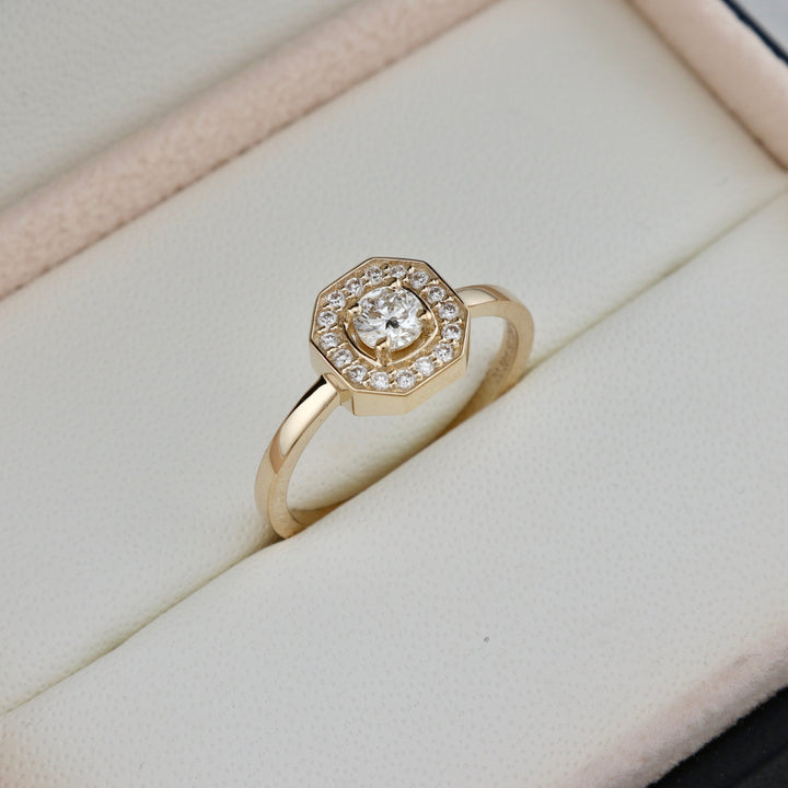 Art Deco 18K Gold and Diamond Ring