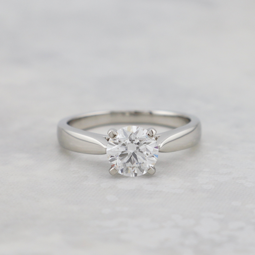 Classic Solitaire Platinum and 1,05 ct Diamond Ring