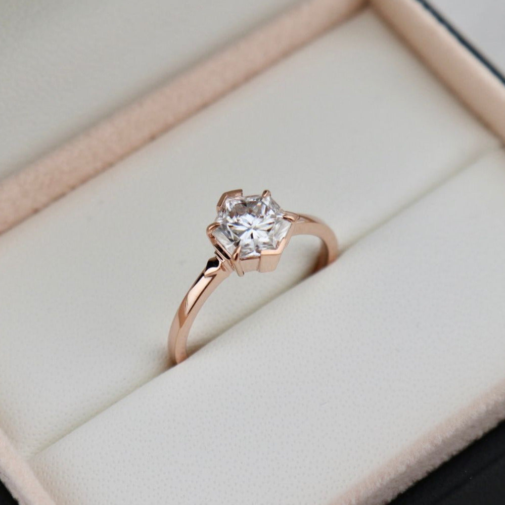 Bague solitaire Hexagone en or 14K -18K et moissanite