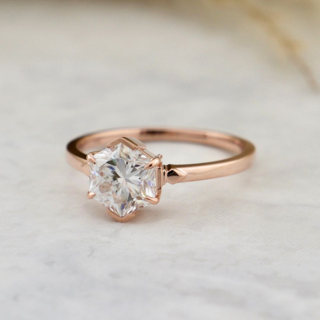 Bague solitaire Hexagone en or 14K -18K et moissanite