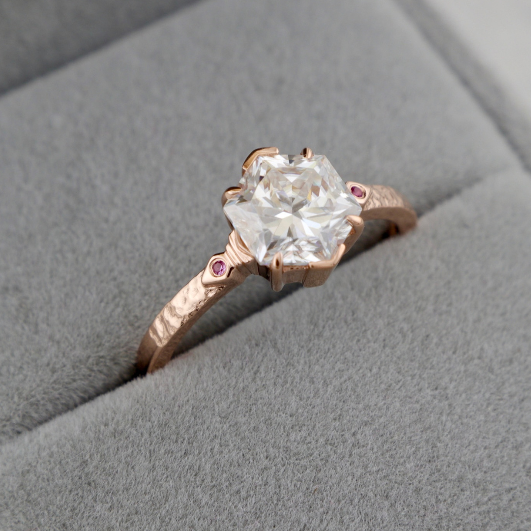 Bague solitaire Martelée Hexagone en or 14K -18K, rubis et moissanite