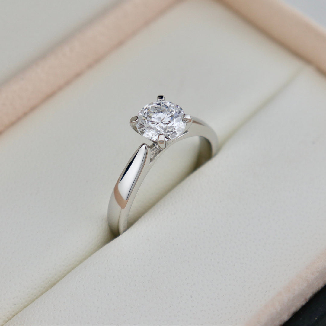 Classic Solitaire Platinum and 1,05 ct Diamond Ring