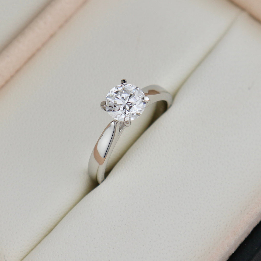 Classic Solitaire Platinum and 1,05 ct Diamond Ring