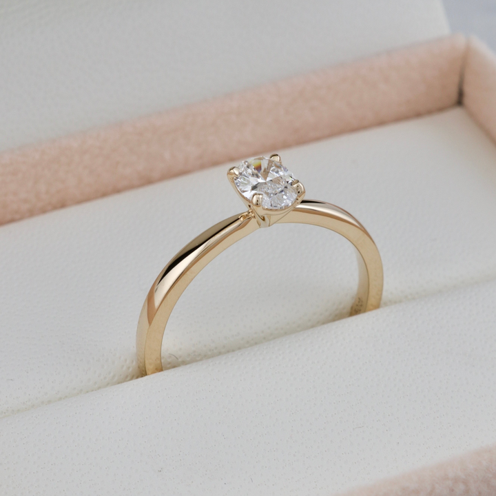 Classic 14K Gold and Oval 0,5 ct Diamond