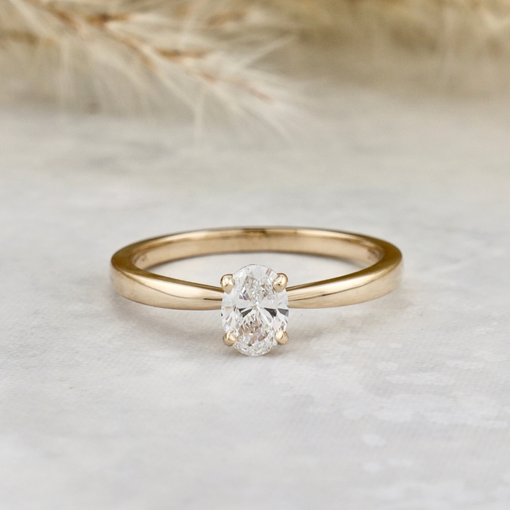 Classic 14K Gold and Oval 0,5 ct Diamond