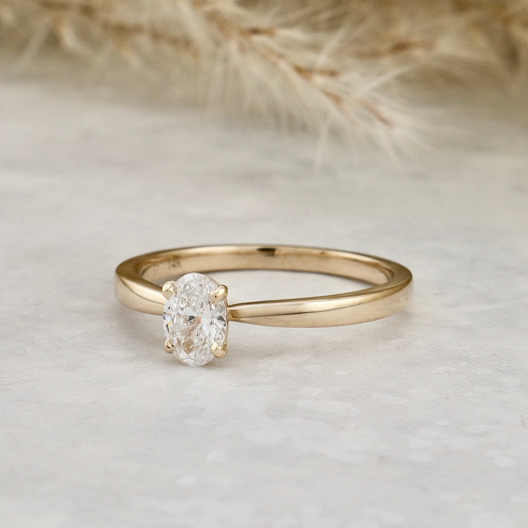 Classic 14K Gold and Oval 0,5 ct Diamond