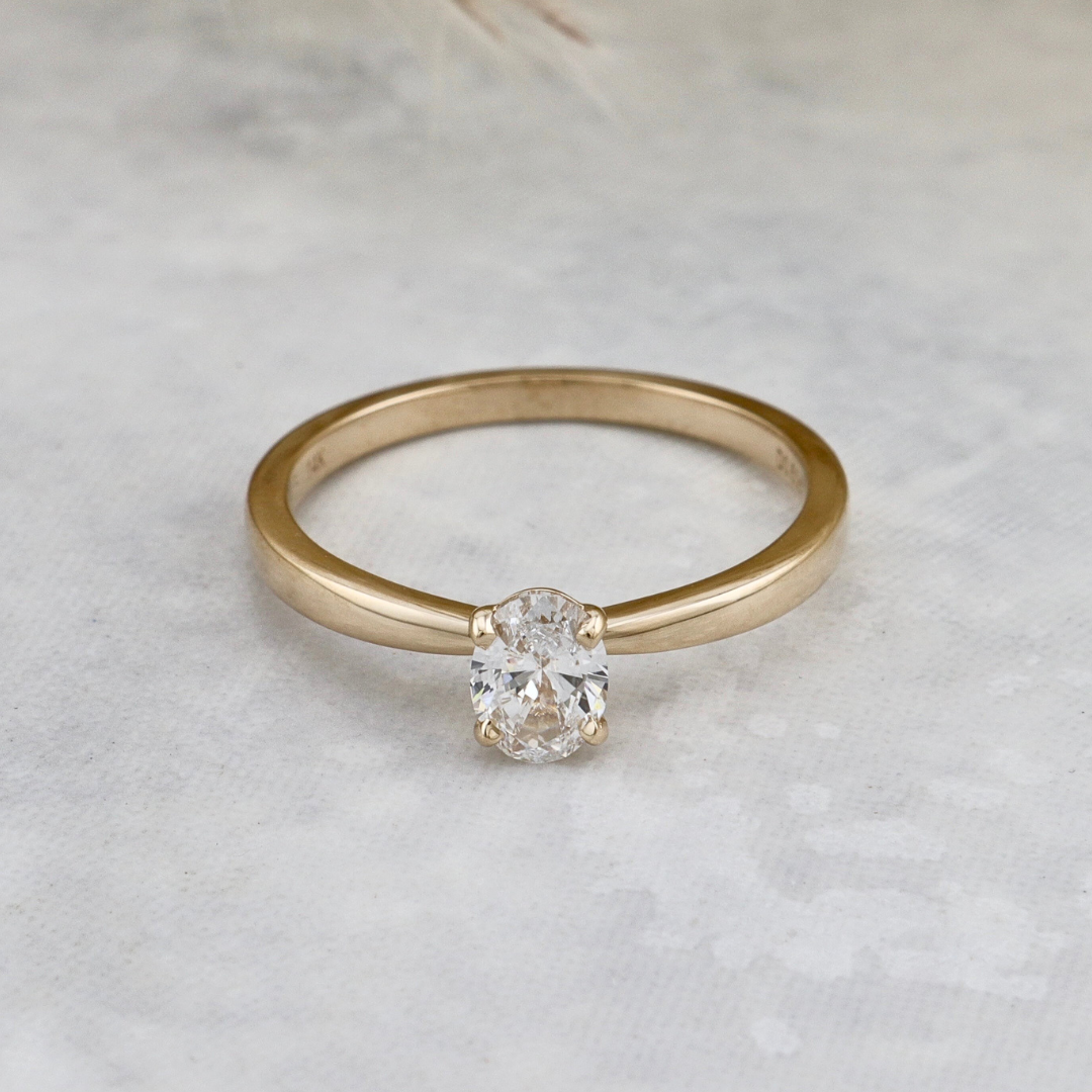 Classic 14K Gold and Oval 0,5 ct Diamond