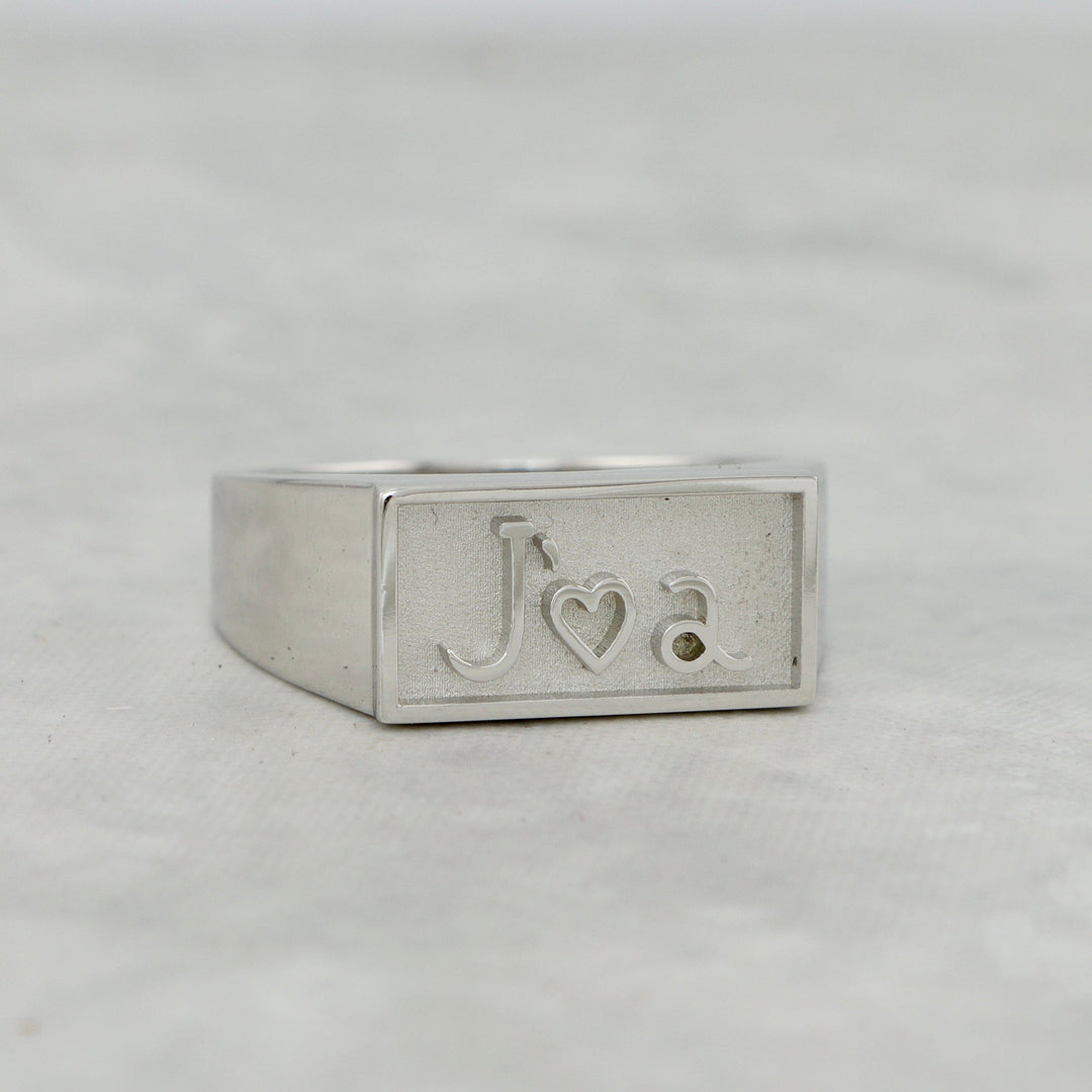 Bague chevalière J’🤍A en argent sterling Mathieu Blanchard Bagues Bague chevalière sur mesure J’🤍A | Mathieu Blanchard Joaillerie Mathieu Blanchard Joaillerie