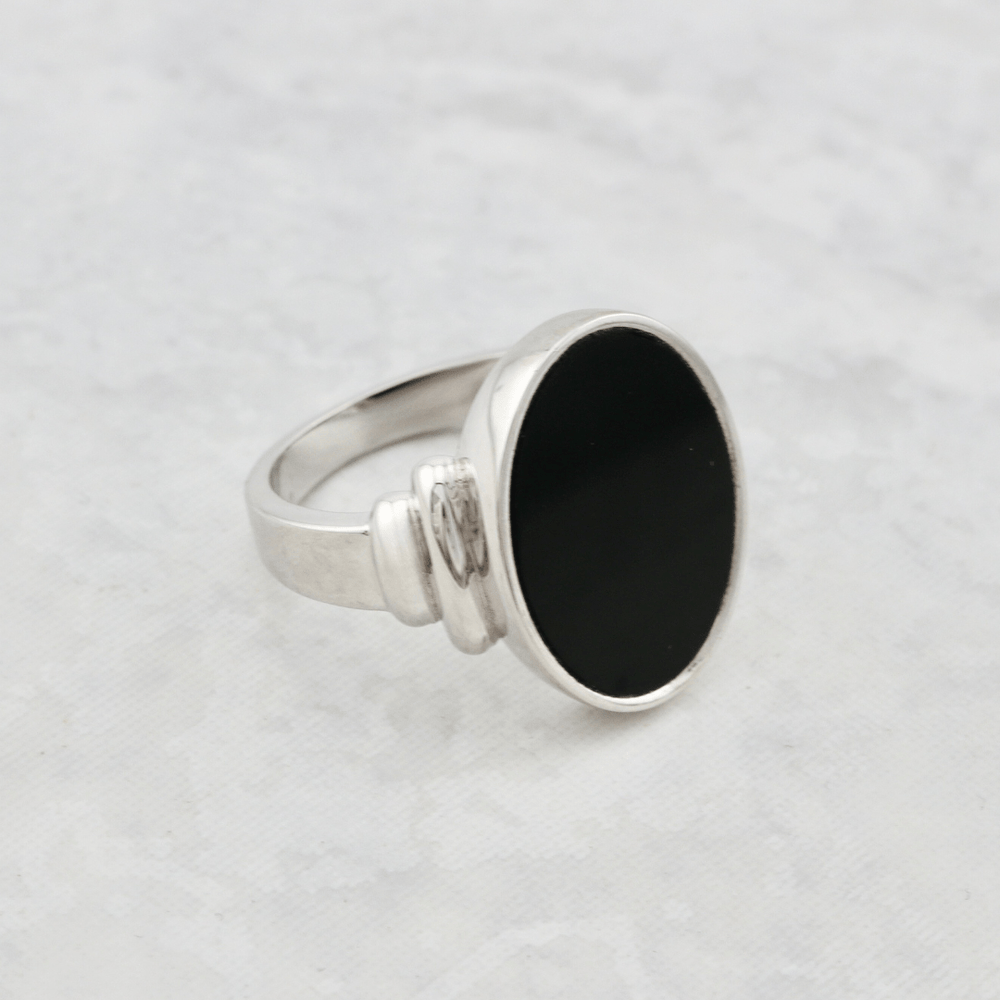 Bague chevalière Onyx ovale en argent sterling Mathieu Blanchard Bagues Bague en argent 925 et Cabochon Onyx  | Mathieu Blanchard Mathieu Blanchard Joaillerie