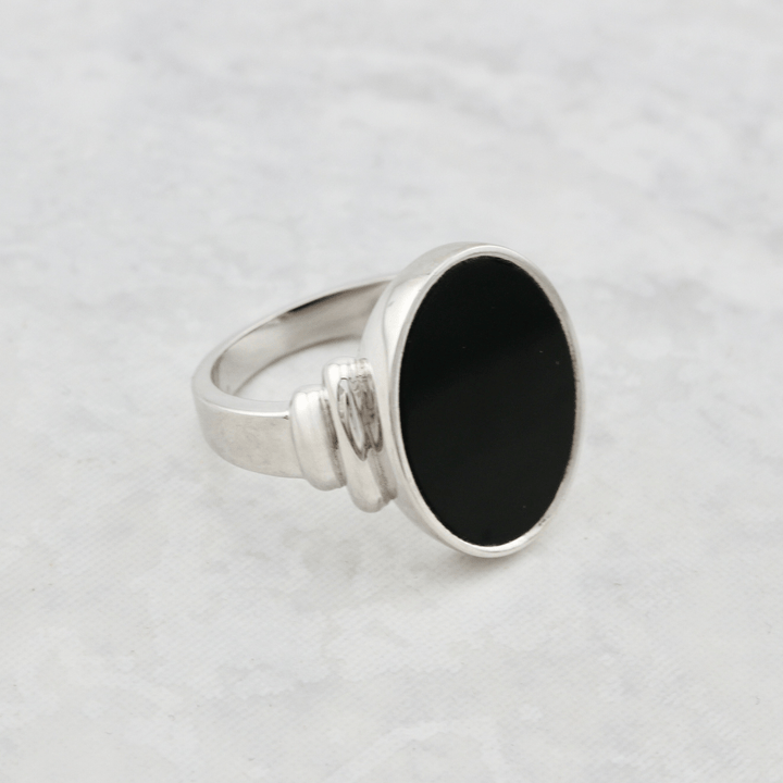 Bague chevalière Onyx ovale en argent sterling Mathieu Blanchard Bagues Bague en argent 925 et Cabochon Onyx  | Mathieu Blanchard Mathieu Blanchard Joaillerie