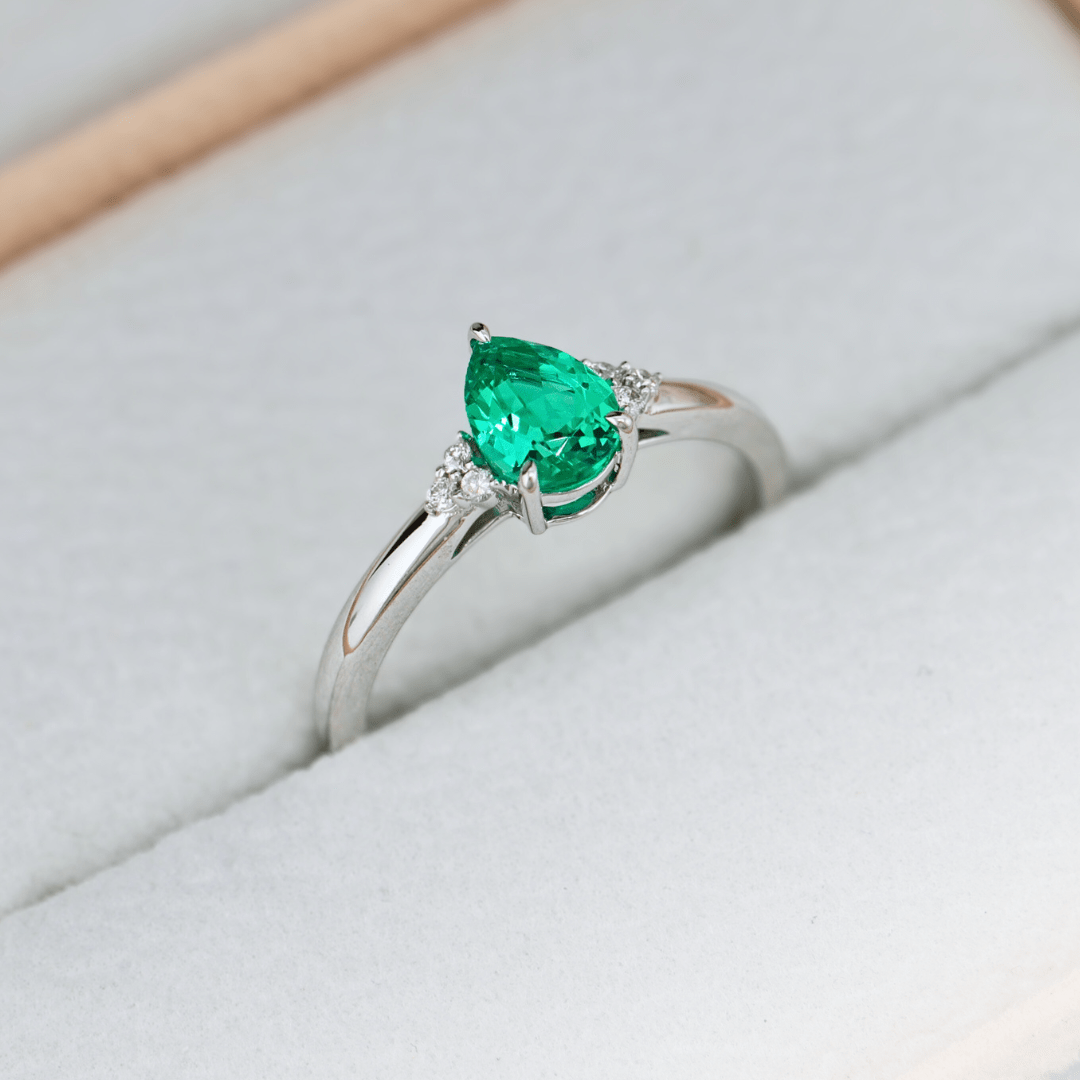 Bague Cluster diamants et émeraude poire - Bagues Bague Cluster diamants et émeraude poire | Mathieu Blanchard Mathieu Blanchard Joaillerie