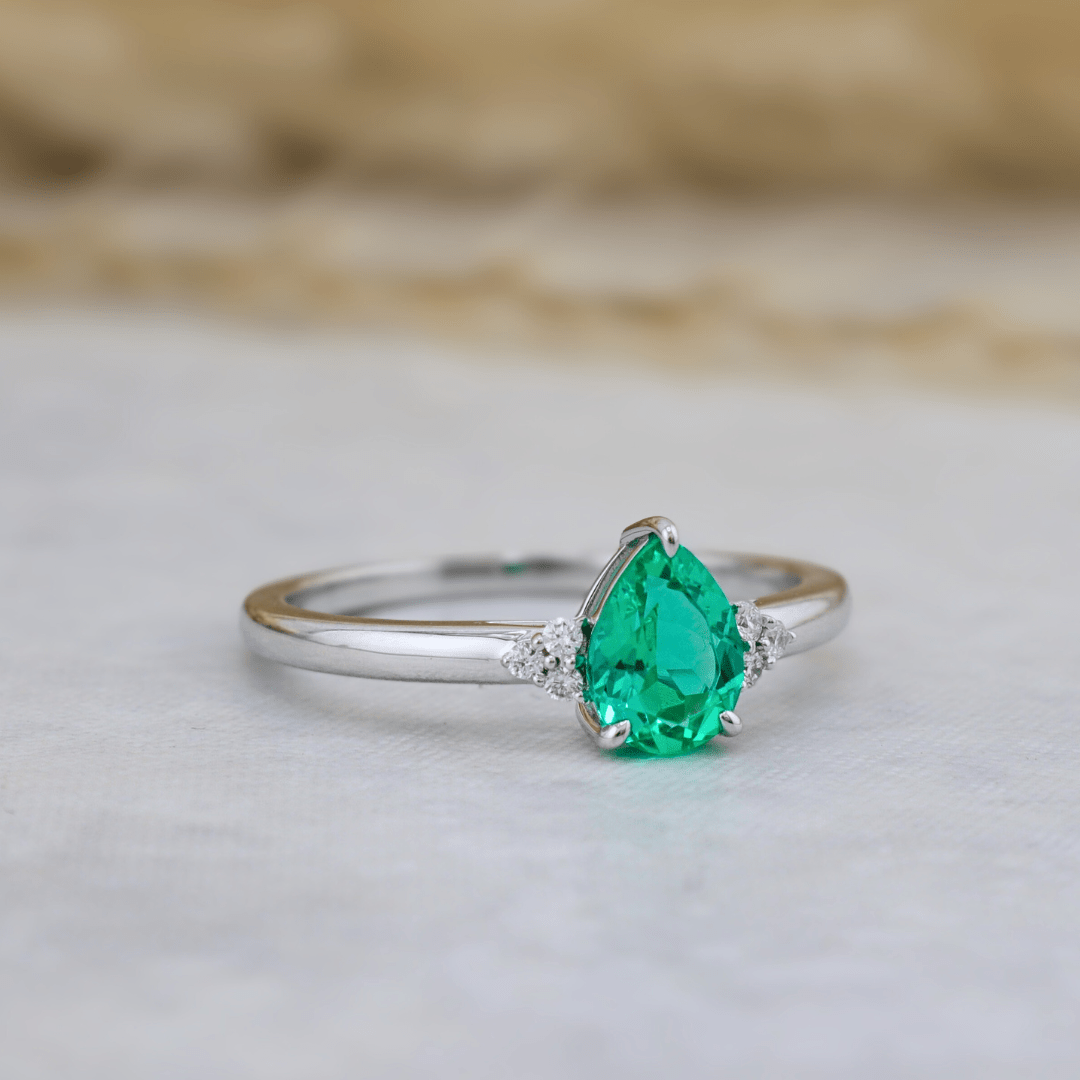 Bague Cluster diamants et émeraude poire - Bagues Bague Cluster diamants et émeraude poire | Mathieu Blanchard Mathieu Blanchard Joaillerie