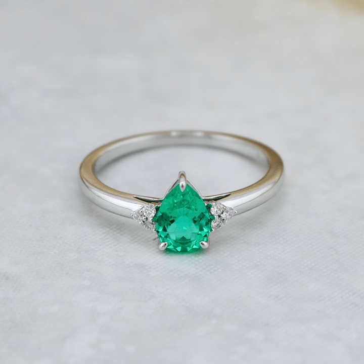 Bague Cluster diamants et émeraude poire - Bagues Bague Cluster diamants et émeraude poire | Mathieu Blanchard Mathieu Blanchard Joaillerie