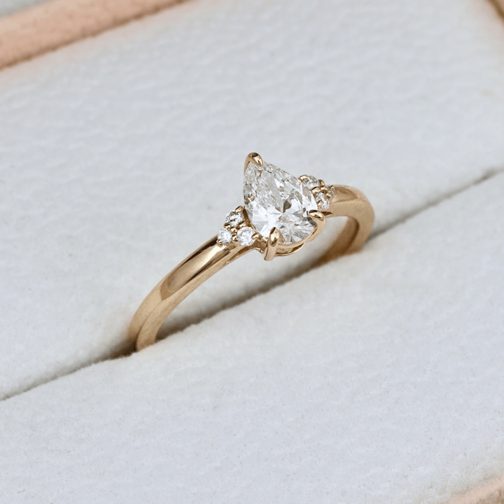 Bague Cluster et diamants - Bagues Bague Poire Cluster en diamants de laboratoire | Mathieu Blanchard Mathieu Blanchard Joaillerie