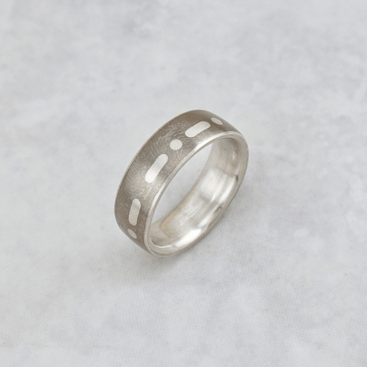 Bague Code Morse et en titane Christine Dwane Bague Code Morse à personnaliser en argent et titane | Christine Dwane x Mathieu Blanchard Joailliers Mathieu Blanchard Joaillerie