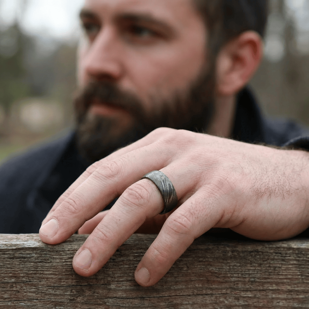 Bague Damas Antique en tungstène Roadtripmadewood Bagues Bague Effet Damas en tungstène | Mathieu Blanchard® Mathieu Blanchard Joaillerie