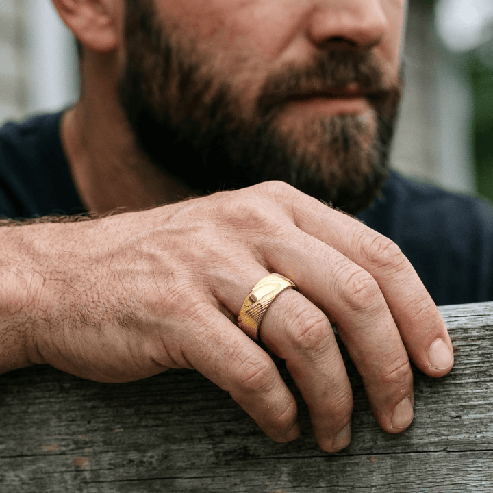 Bague Damas Doré en tungstène Roadtripmadewood Bagues Bague Effet Damas Doré en tungstène | Mathieu Blanchard® Mathieu Blanchard Joaillerie