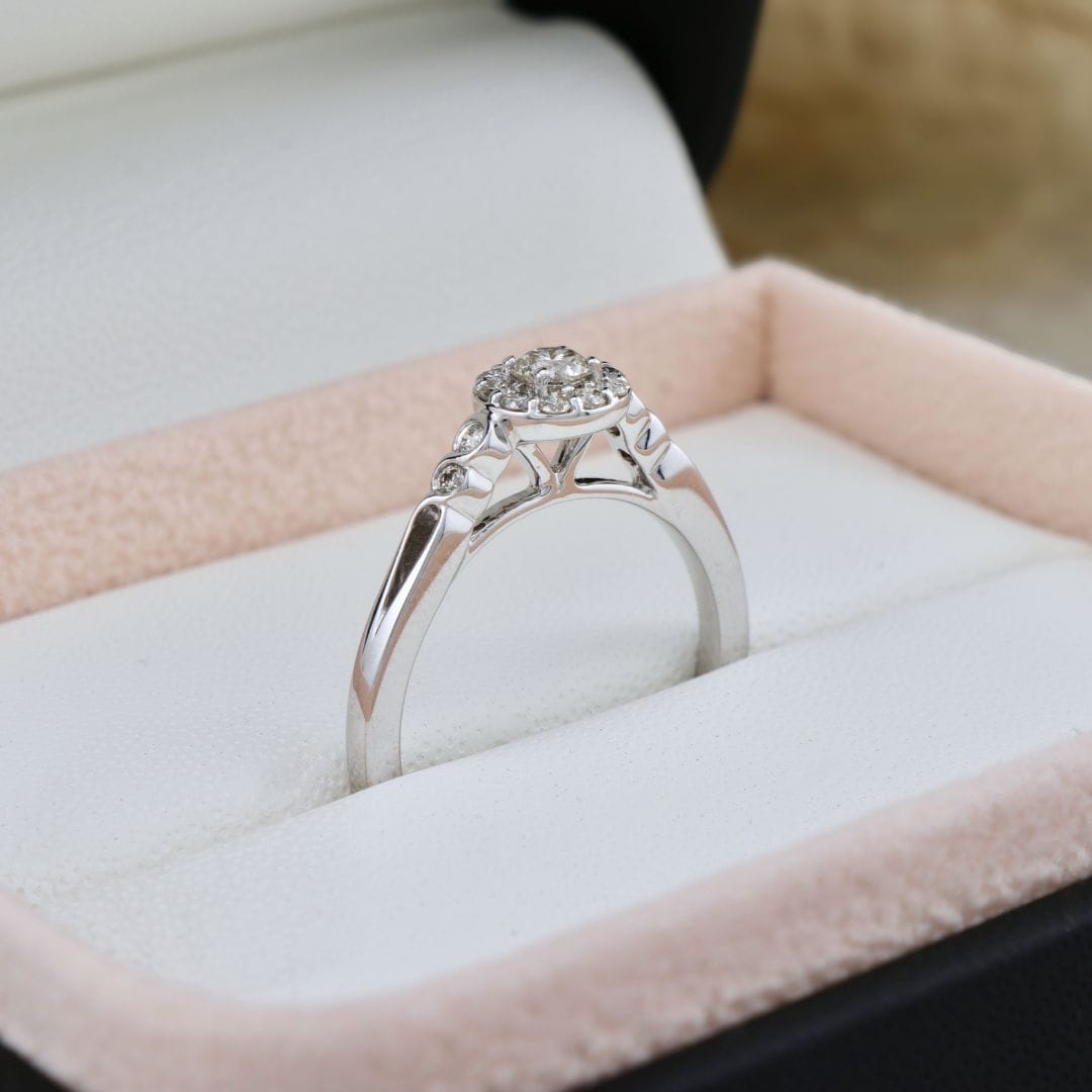 Bague diamant solitaire avec halo Mathieu Blanchard Bagues Bague de fiançailles Diamants 0.40 ctw | Mathieu Blanchard Joaillerie Mathieu Blanchard Joaillerie