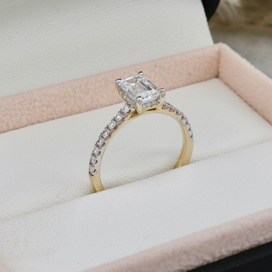 Bague diamant solitaire taille émeraude avec halo caché Mathieu Blanchard Bagues Bague de fiançailles taille émeraude avec halo caché | Mathieu Blanchard Mathieu Blanchard Joaillerie