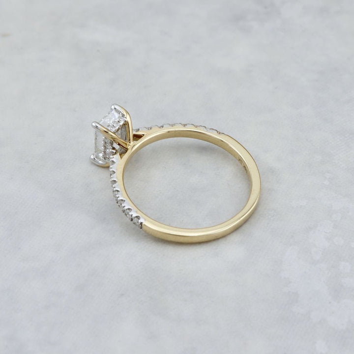 Bague diamant solitaire taille émeraude avec halo caché Mathieu Blanchard Bagues Bague de fiançailles taille émeraude avec halo caché | Mathieu Blanchard Mathieu Blanchard Joaillerie