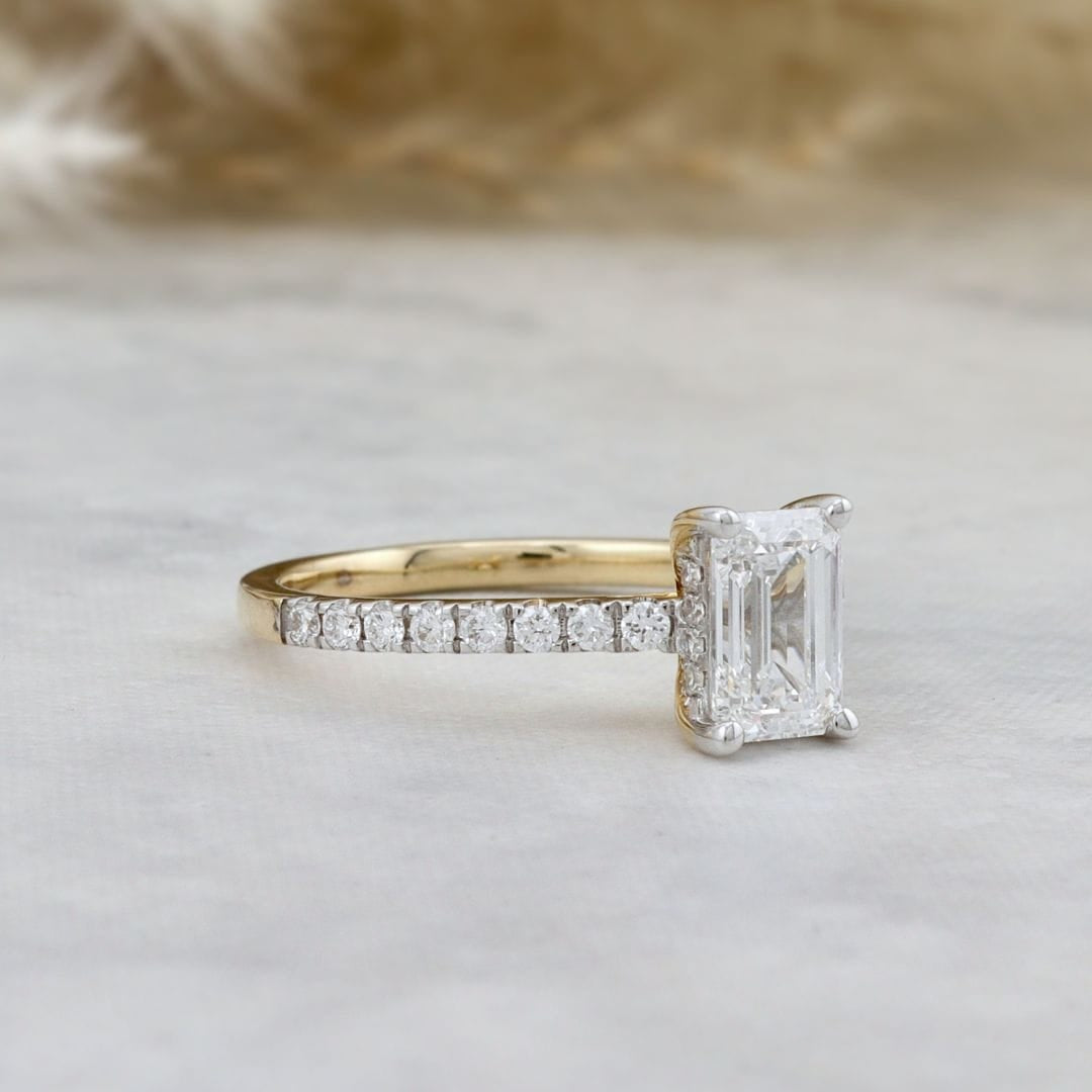 Bague diamant solitaire taille émeraude avec halo caché Mathieu Blanchard Bagues Bague de fiançailles taille émeraude avec halo caché | Mathieu Blanchard Mathieu Blanchard Joaillerie