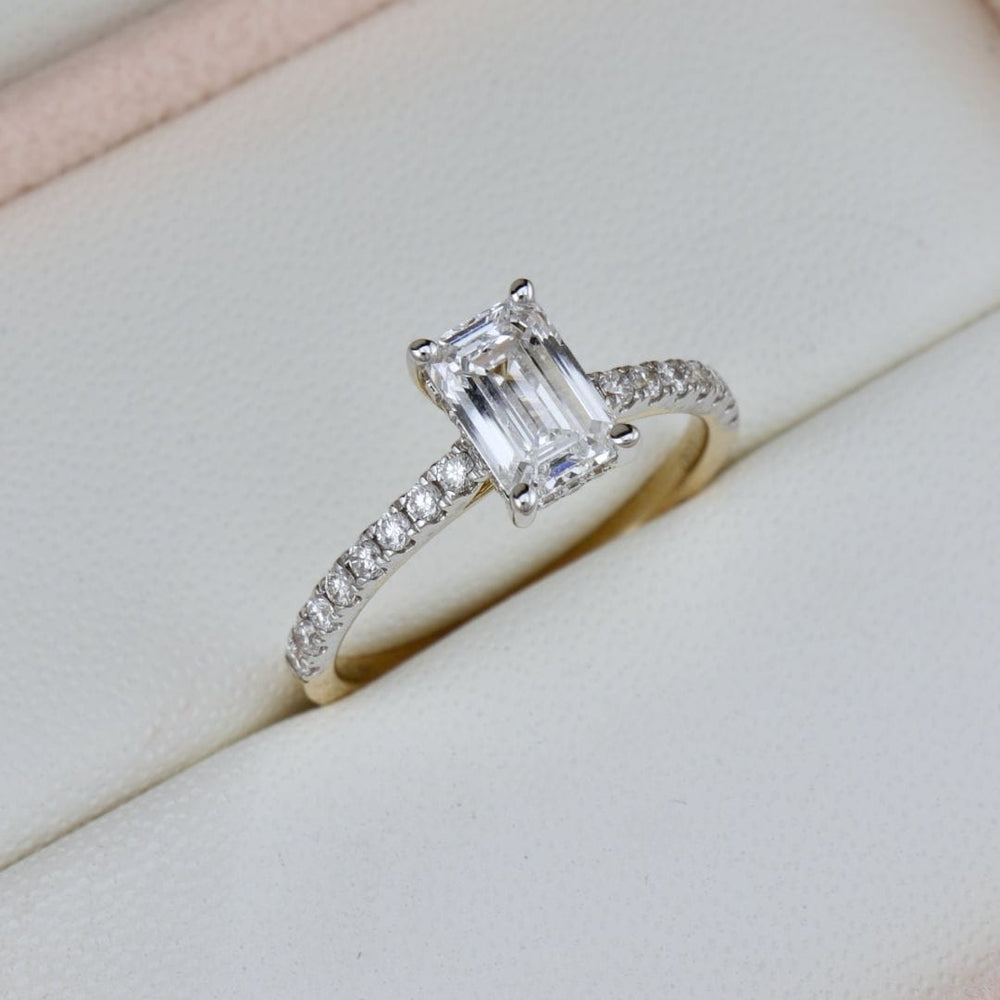 Bague diamant solitaire taille émeraude avec halo caché Mathieu Blanchard Bagues Bague de fiançailles taille émeraude avec halo caché | Mathieu Blanchard Mathieu Blanchard Joaillerie