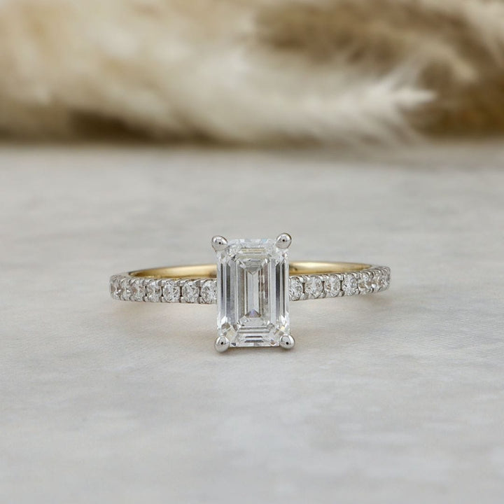 Bague diamant solitaire taille émeraude avec halo caché Mathieu Blanchard Bagues Bague de fiançailles taille émeraude avec halo caché | Mathieu Blanchard Mathieu Blanchard Joaillerie