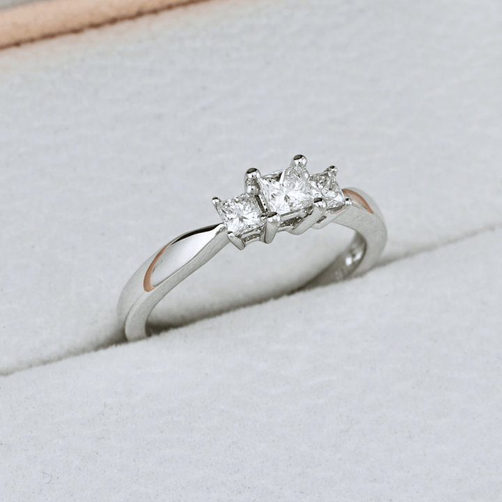 Bague Diamants Princesse 0.50ctw Mathieu Blanchard Bagues Bagues à 3 diamants princesse naturel 0,50ctw | Mathieu Blanchard Mathieu Blanchard Joaillerie