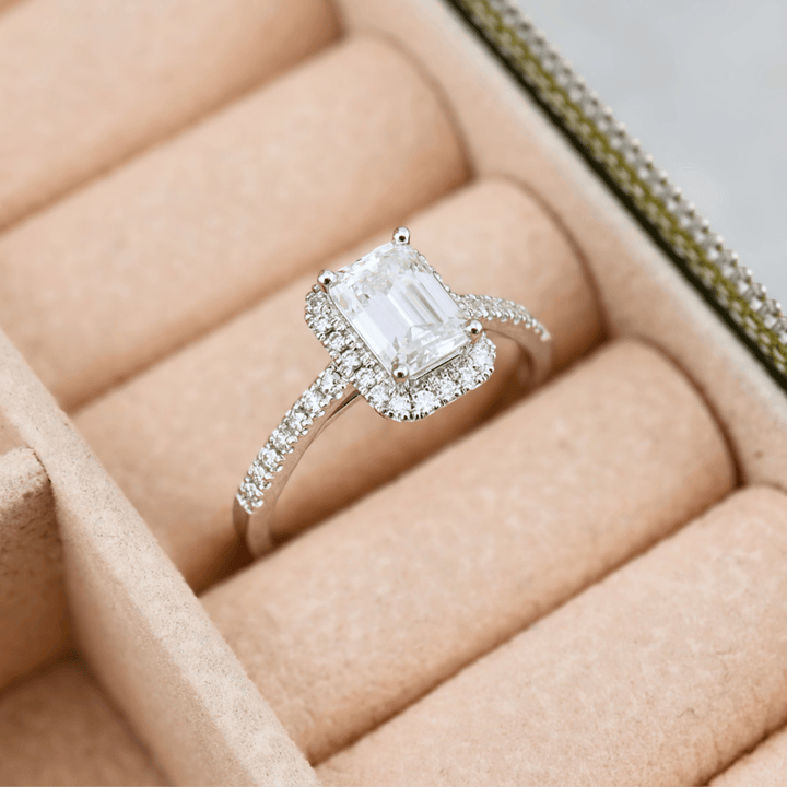 Bague Émeraude ou et moissanites Mathieu Blanchard Bague de fiançailles Halo Moissanite Émeraude | Mathieu Blanchard Mathieu Blanchard Joaillerie