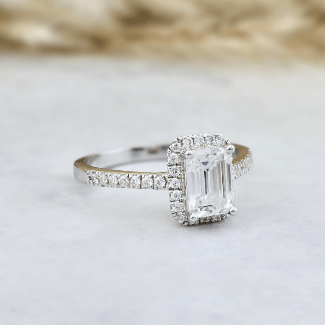 Bague Émeraude ou et moissanites Mathieu Blanchard Bague de fiançailles Halo Moissanite Émeraude | Mathieu Blanchard Mathieu Blanchard Joaillerie