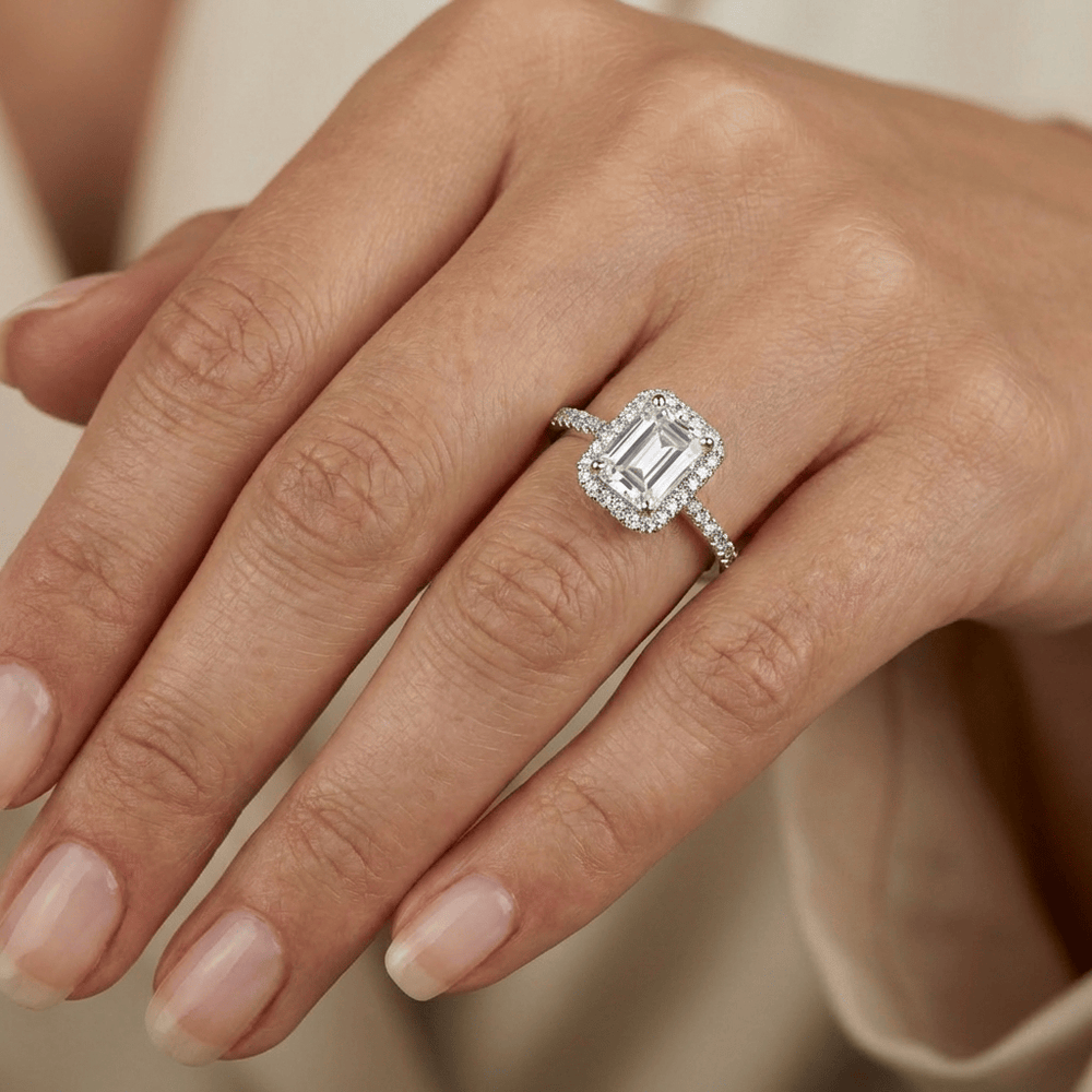 Bague Émeraude ou et moissanites Mathieu Blanchard Bague de fiançailles Halo Moissanite Émeraude | Mathieu Blanchard Mathieu Blanchard Joaillerie