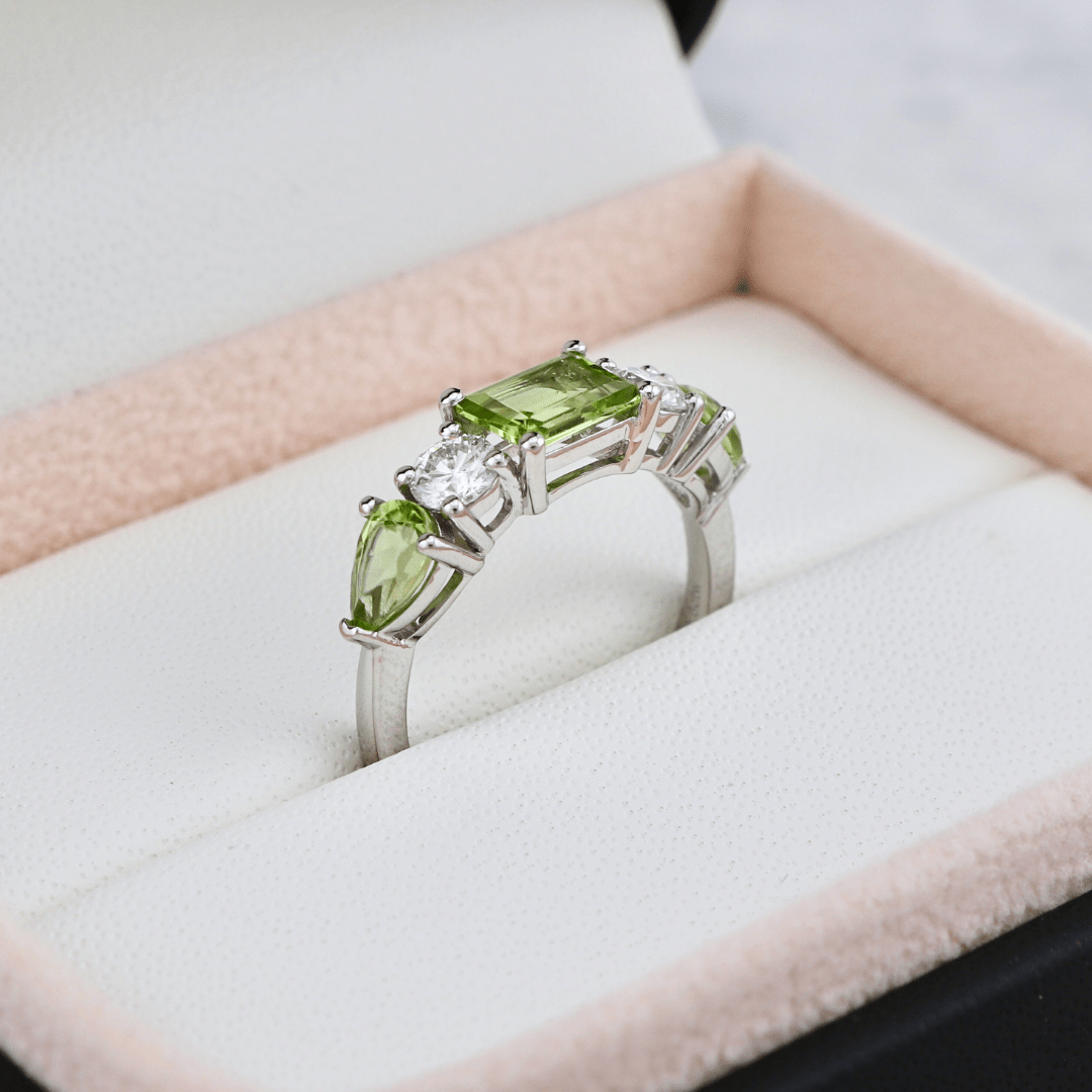 Mathieu Blanchard Bague en or 14K - 18K ou platine, péridots et diamants