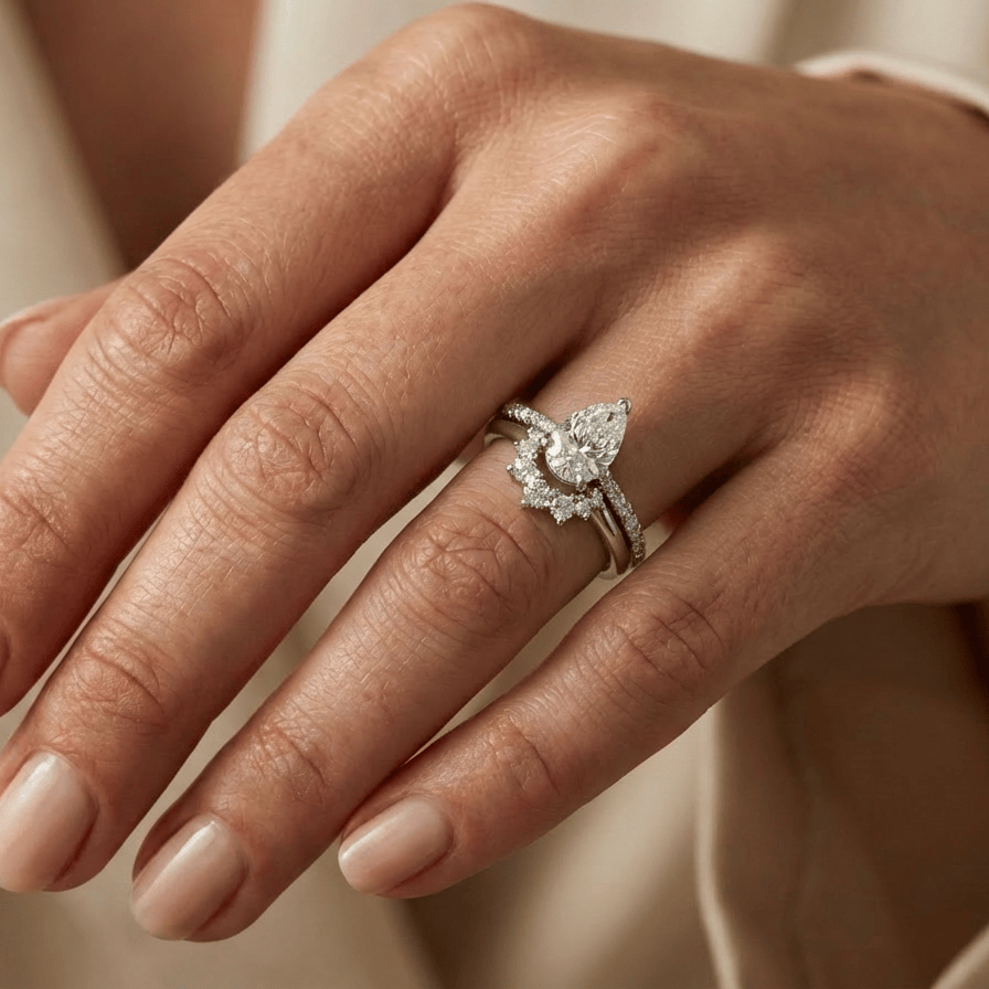 Bague Ensemble d'alliances Apothéose et diamants Mathieu Blanchard Bagues Duo de bagues | Diamant laboratoire poire 0,72 ct+ | Mathieu Blanchard Mathieu Blanchard Joaillerie