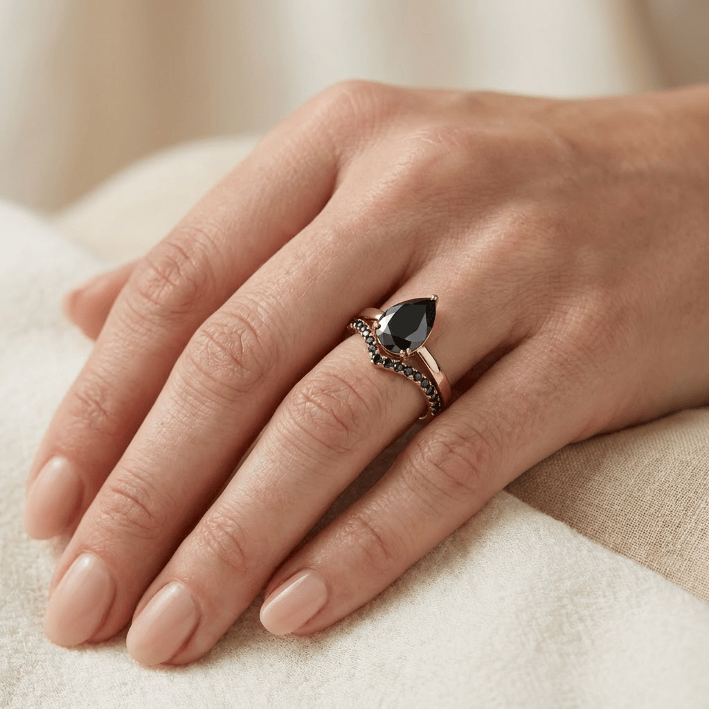 Bague ensemble d’alliances moissanites noires Mathieu Blanchard Ensemble d’alliances sur mesure avec moissanite noire poire - 2ct Mathieu Blanchard Joaillerie