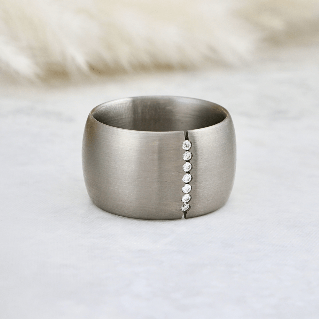 Bague, et diamants en titane Christine Dwane Bague large en titane et diamants 0,7 ctw | Christine Dwane x Mathieu Blanchard Joailliers Mathieu Blanchard Joaillerie