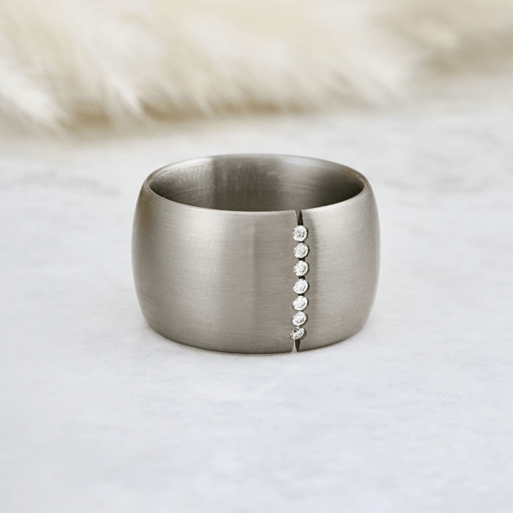 Bague, et diamants en titane Christine Dwane Bague large en titane et diamants 0,7 ctw | Christine Dwane x Mathieu Blanchard Joailliers Mathieu Blanchard Joaillerie