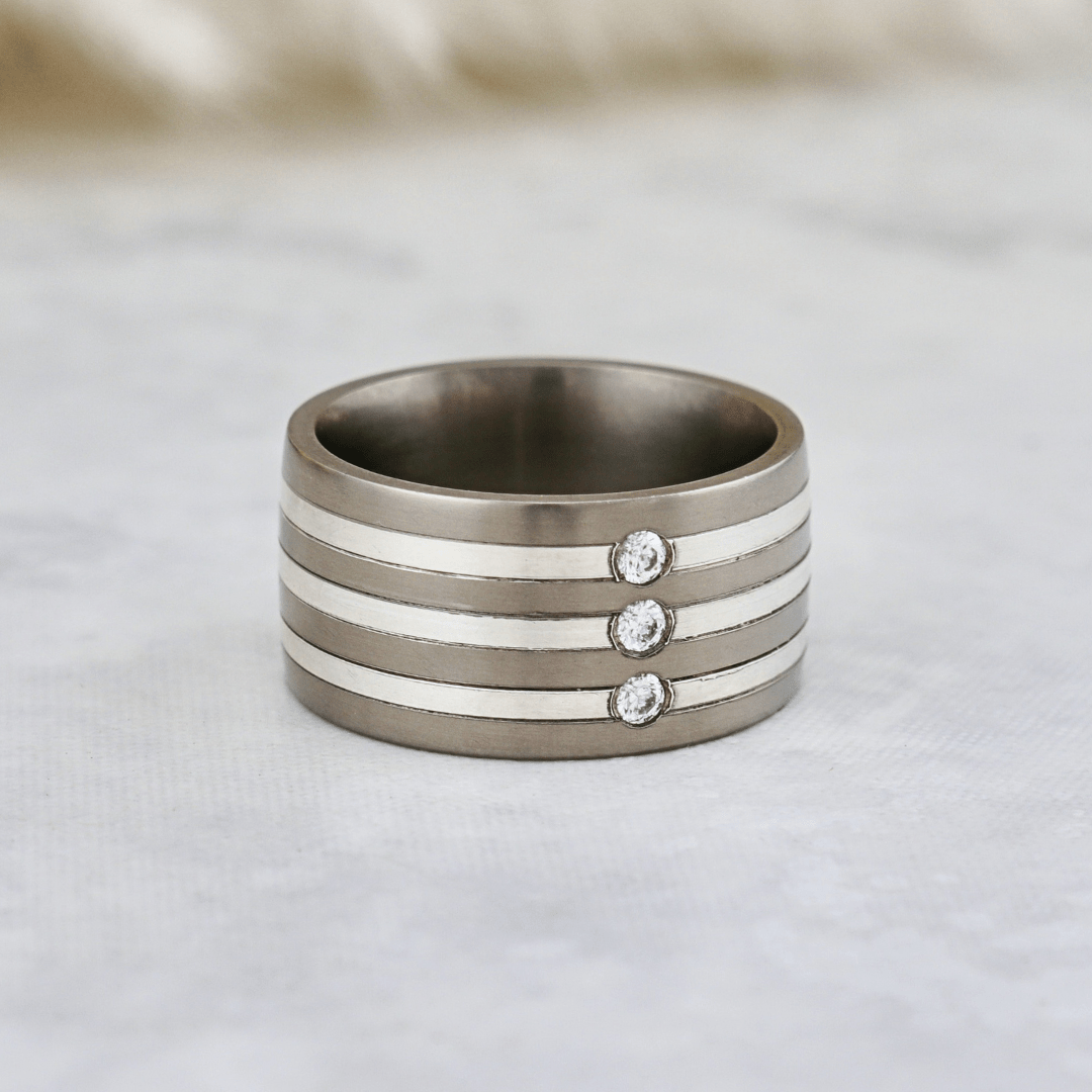 Bague, et diamants en titane Christine Dwane Jonc en argent, titane et diamants 0,09 ctw | Christine Dwane x Mathieu Blanchard Joailliers Mathieu Blanchard Joaillerie