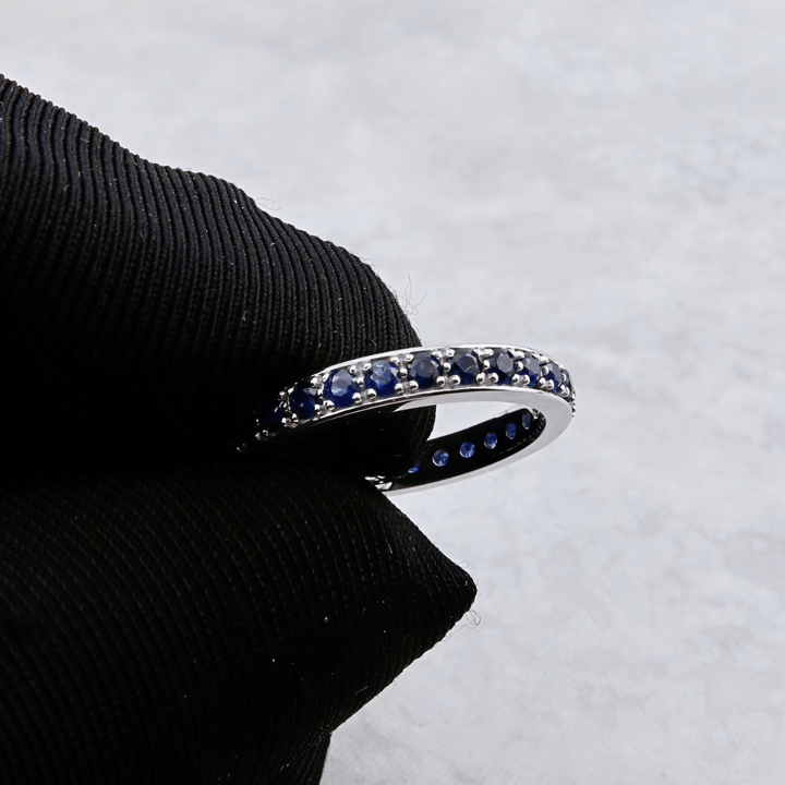 Bague Éternité et saphirs Mathieu Blanchard Bagues Jonc Éternité en or 14K - 18K ou platine et saphirs bleus | Mathieu Blanchard Joaillerie Mathieu Blanchard Joaillerie