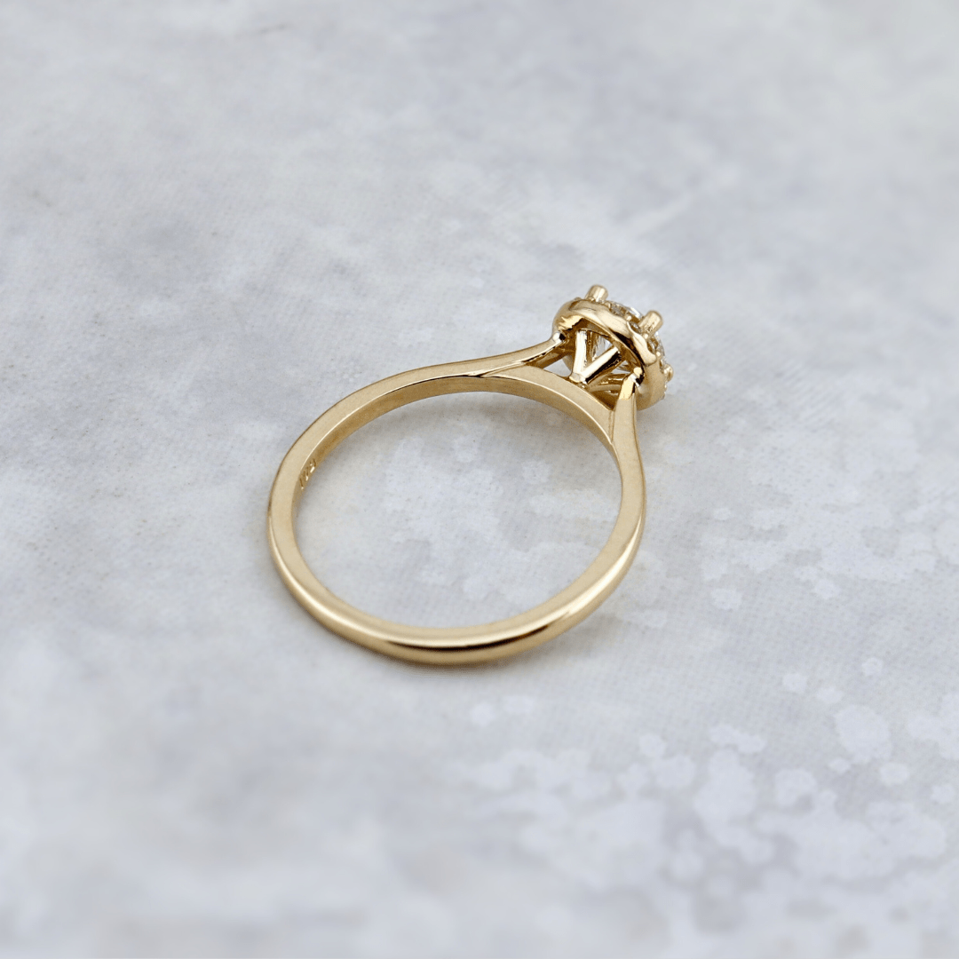 Bague Halo Classique et diamants 0,6 ctw Mathieu Blanchard Bagues Bagues de fiançailles modernes Halo Diamant rond 0,60 ctw | Mathieu Blanchard Mathieu Blanchard Joaillerie