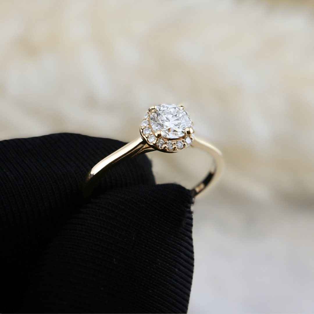 Bague Halo Classique et diamants 0,6 ctw Mathieu Blanchard Bagues Bagues de fiançailles modernes Halo Diamant rond 0,60 ctw | Mathieu Blanchard Mathieu Blanchard Joaillerie