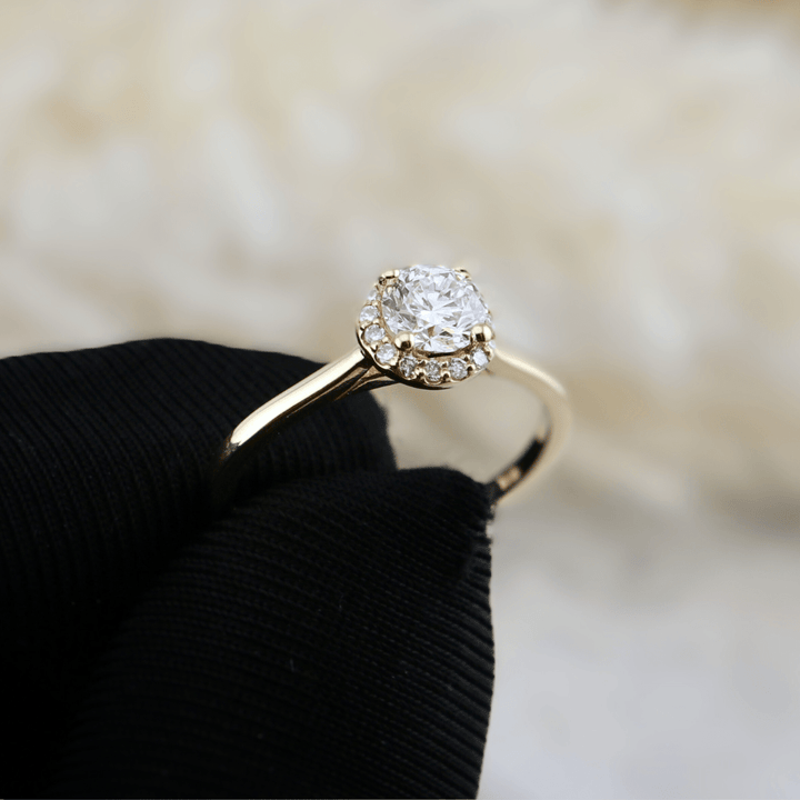 Bague Halo Classique et diamants 0,6 ctw Mathieu Blanchard Bagues Bagues de fiançailles modernes Halo Diamant rond 0,60 ctw | Mathieu Blanchard Mathieu Blanchard Joaillerie