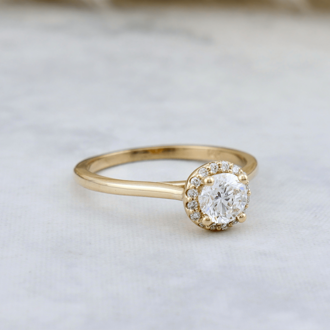 Bague Halo Classique et diamants 0,6 ctw Mathieu Blanchard Bagues Bagues de fiançailles modernes Halo Diamant rond 0,60 ctw | Mathieu Blanchard Mathieu Blanchard Joaillerie
