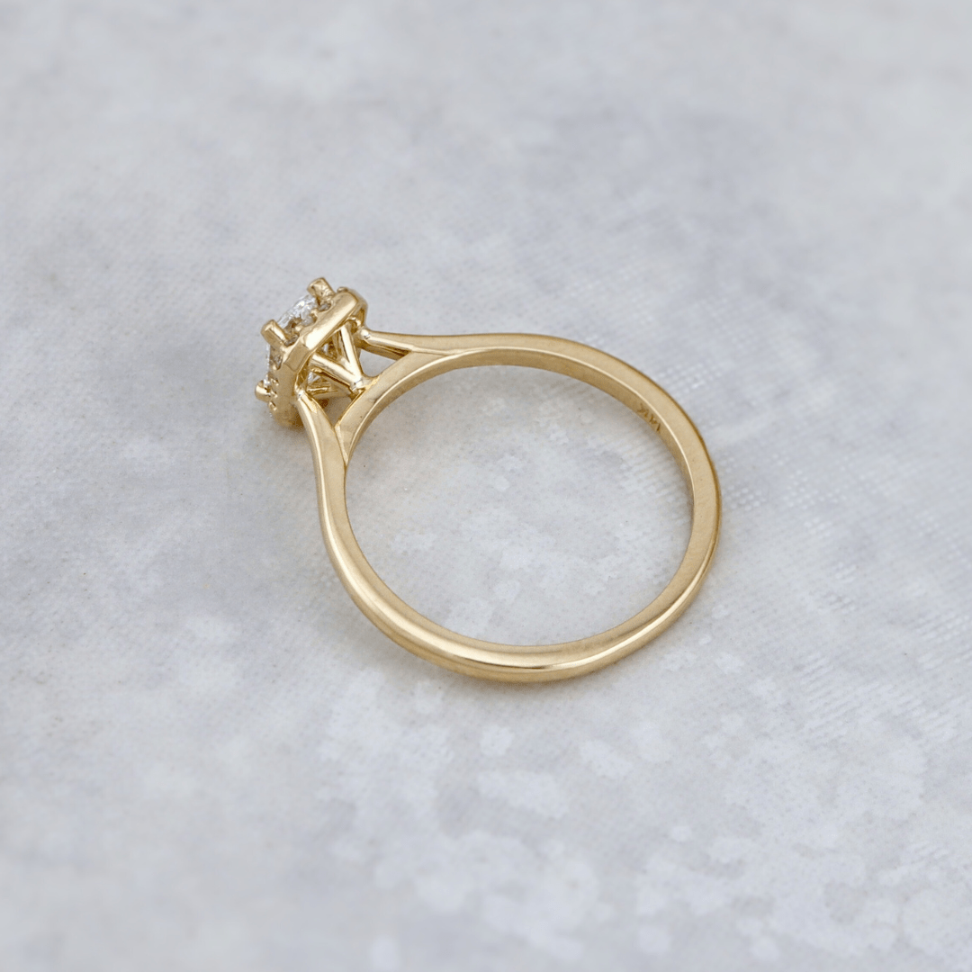 Bague Halo Émeraude et diamants 0,6 ctw Mathieu Blanchard Bagues Bagues de fiançailles modernes Halo Diamant Émeraude 0,60 ctw | Mathieu Blanchard Mathieu Blanchard Joaillerie