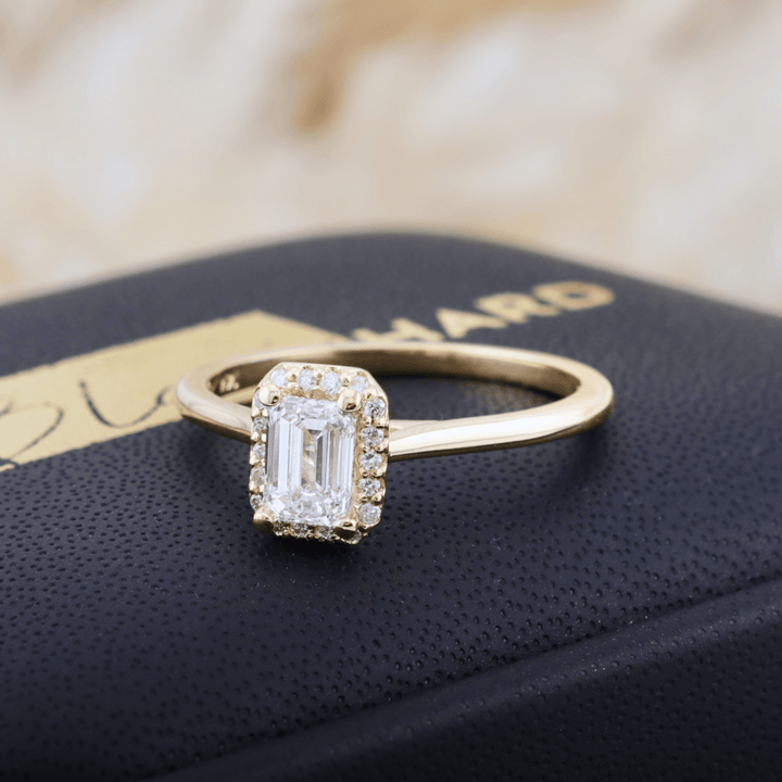 Bague Halo Émeraude et diamants 0,6 ctw Mathieu Blanchard Bagues Bagues de fiançailles modernes Halo Diamant Émeraude 0,60 ctw | Mathieu Blanchard Mathieu Blanchard Joaillerie