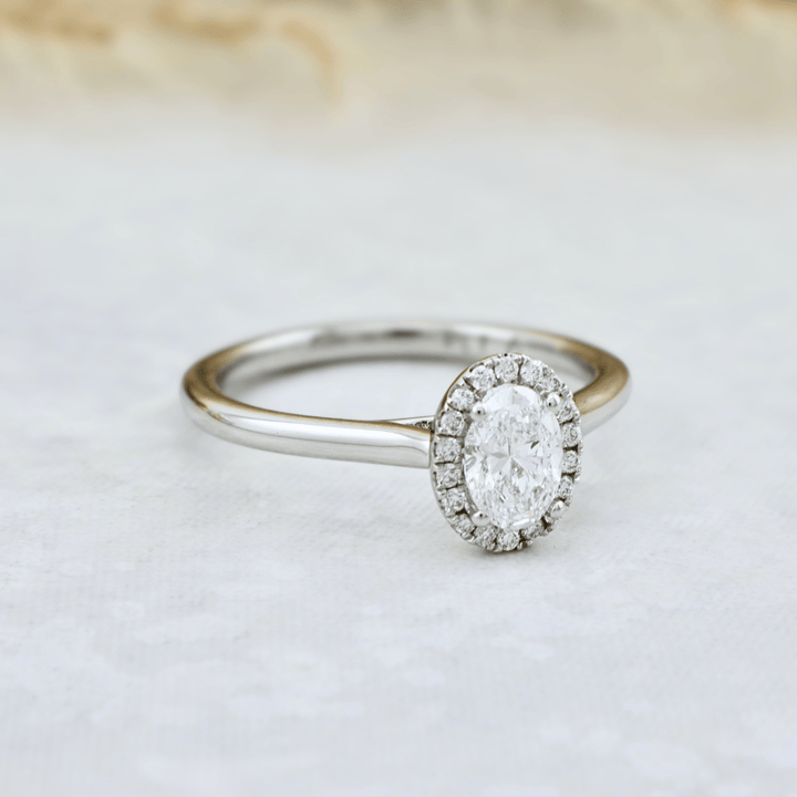 Bague Halo Oval et diamants 0,6 ctw Mathieu Blanchard Bagues Bagues de fiançailles modernes Halo Diamant Émeraude 0,60 ctw | Mathieu Blanchard Mathieu Blanchard Joaillerie