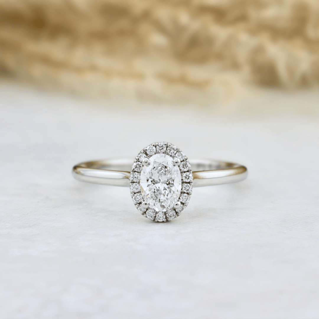 Bague Halo Oval et diamants 0,6 ctw Mathieu Blanchard Bagues Bagues de fiançailles modernes Halo Diamant Émeraude 0,60 ctw | Mathieu Blanchard Mathieu Blanchard Joaillerie