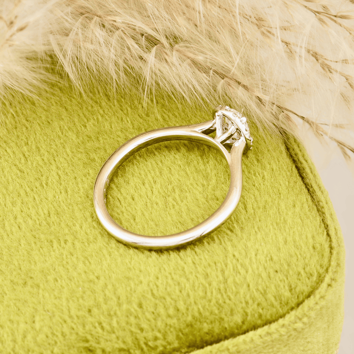 Bague Halo Oval et diamants 0,6 ctw Mathieu Blanchard Bagues Bagues de fiançailles modernes Halo Diamant Émeraude 0,60 ctw | Mathieu Blanchard Mathieu Blanchard Joaillerie